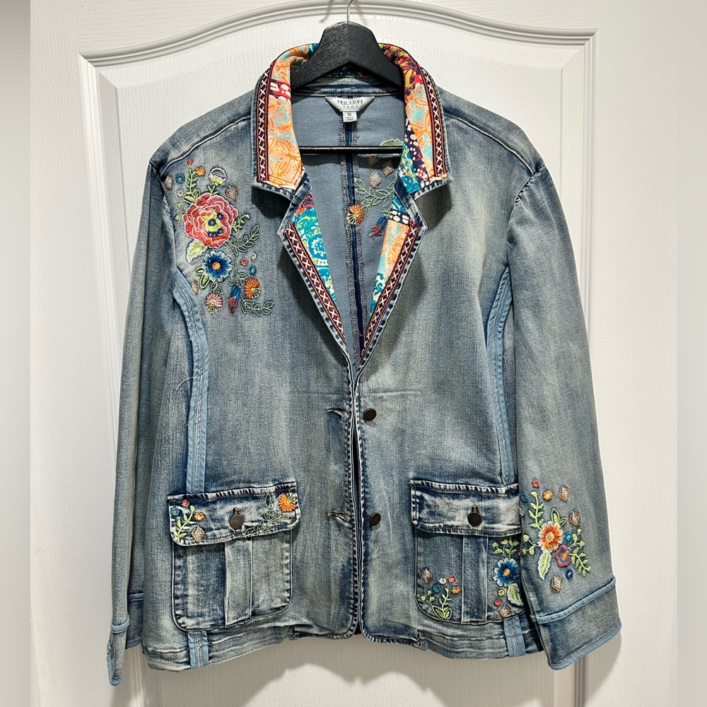 Tru Luxe Women’s Light Wash Denim Blazer Embroidered Floral Accents, Size XL.